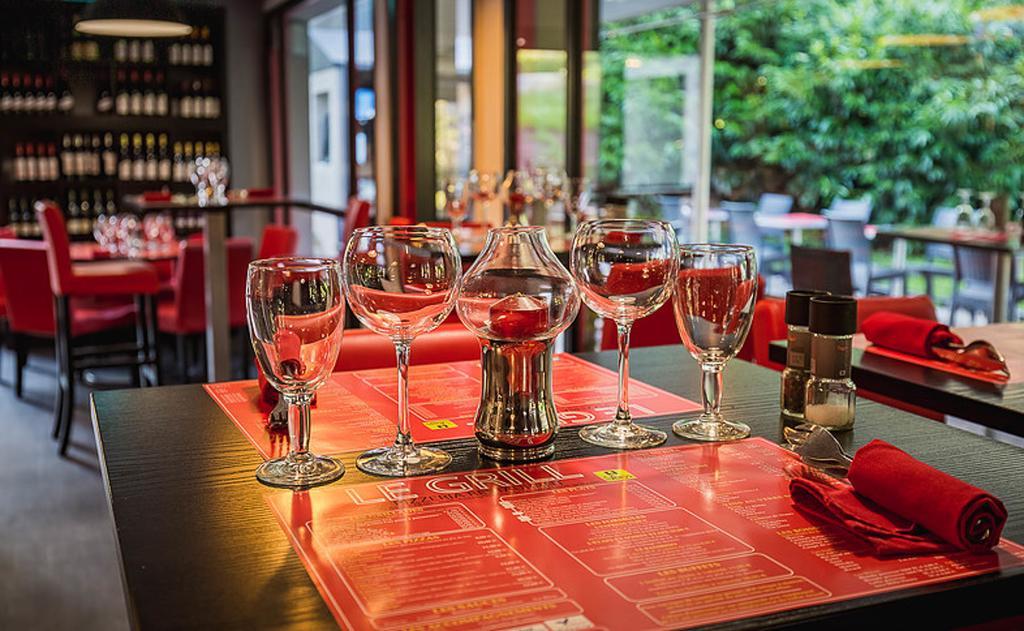 Logis Hotel Lons-Le-Saunier - Restaurant Le Grill Kültér fotó