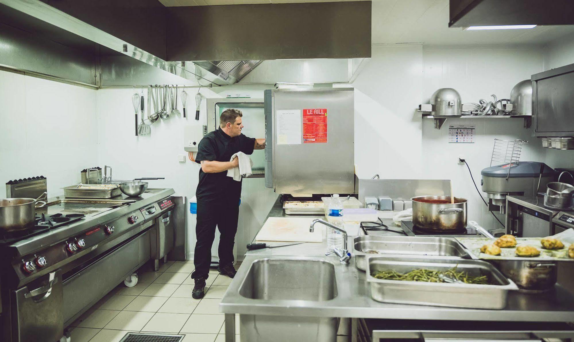 Logis Hotel Lons-Le-Saunier - Restaurant Le Grill Kültér fotó