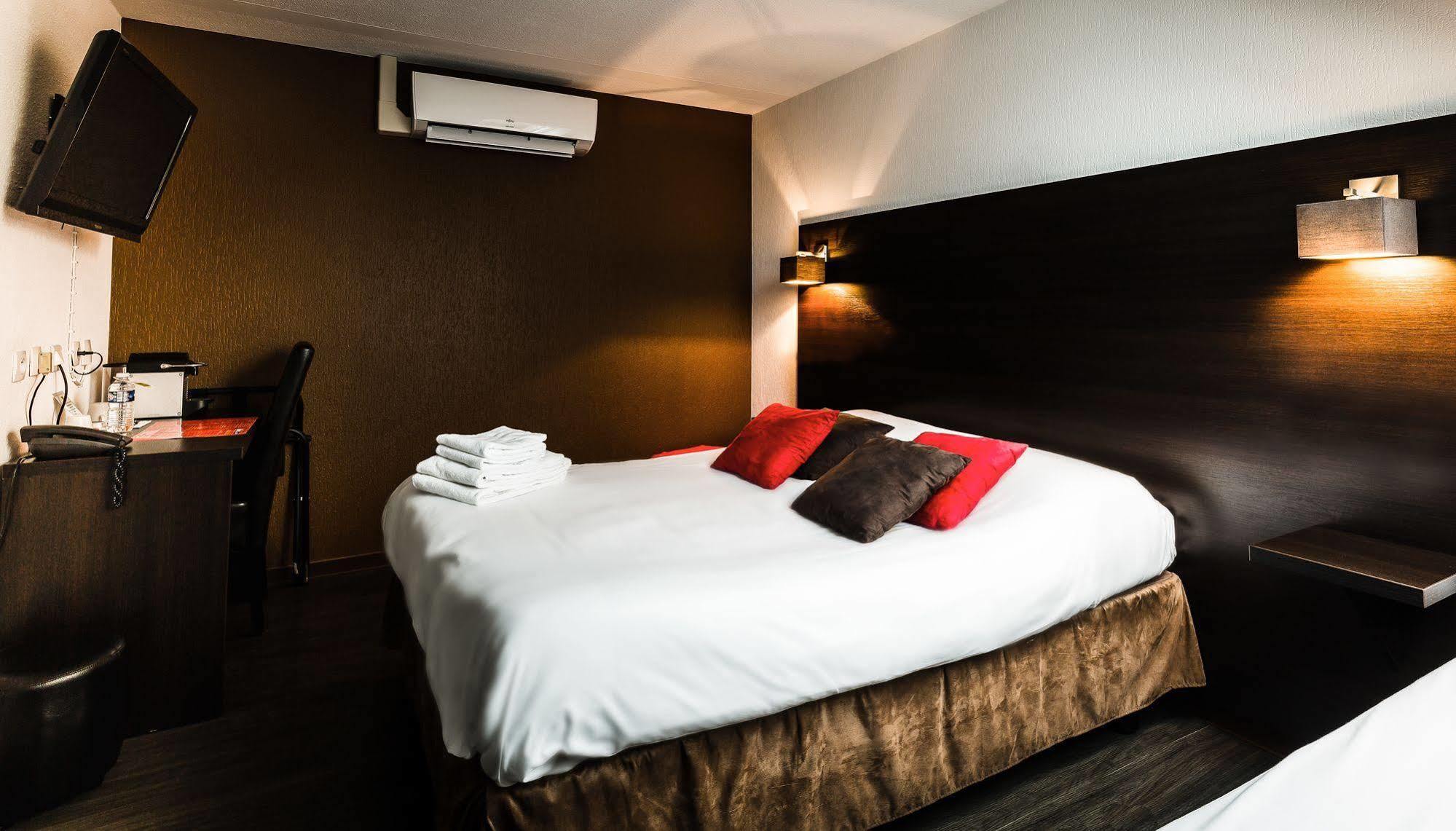 Logis Hotel Lons-Le-Saunier - Restaurant Le Grill Kültér fotó